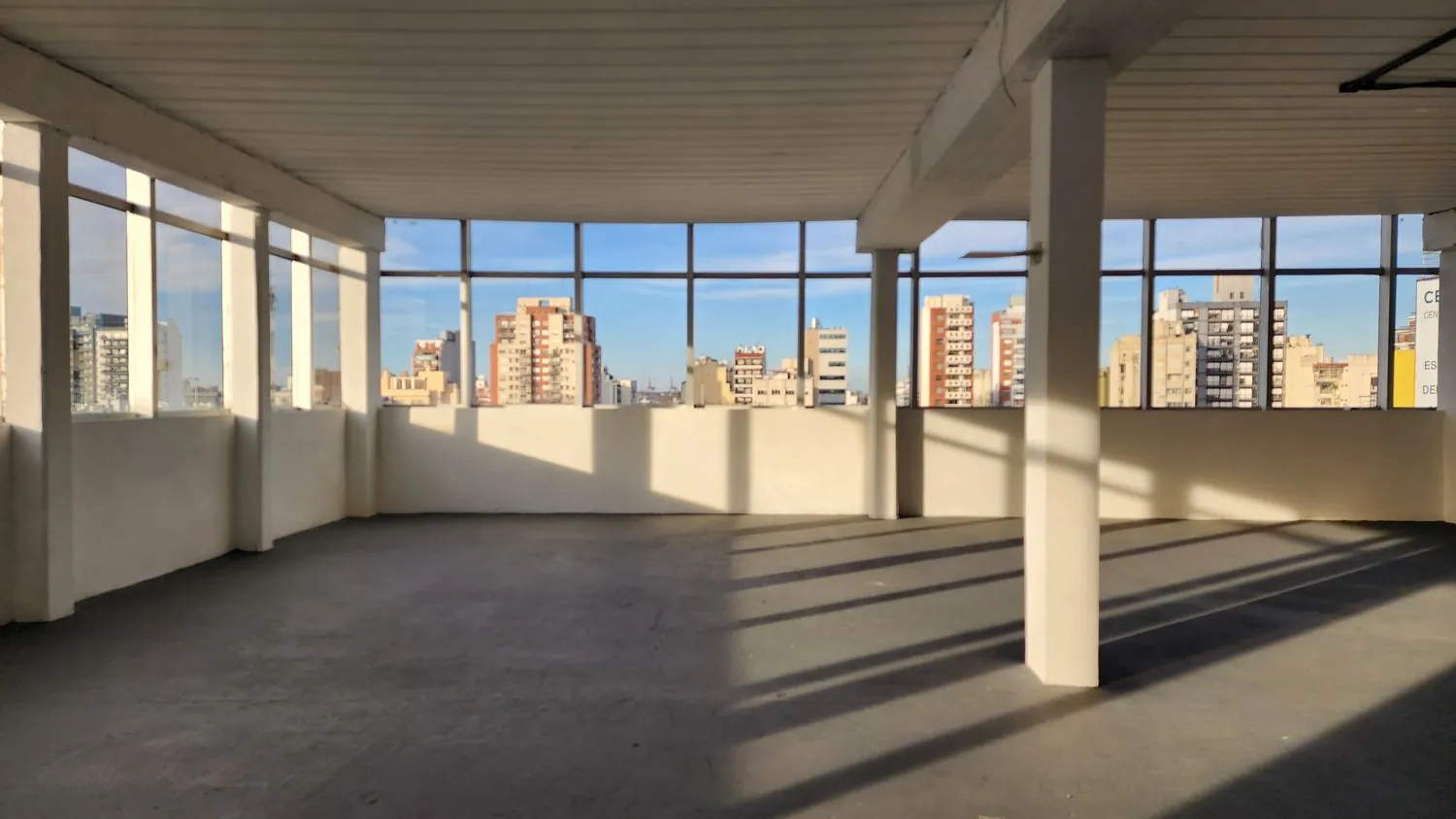 Espacio B, luz dorada