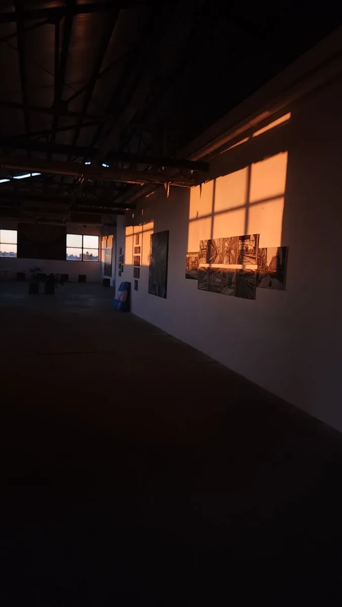 Obra colgada en el muro con luz de atardecer